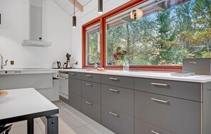 Kühlschrank, Geschirrspüler, Wasserkocher mit Kaffee-/Teezubehör