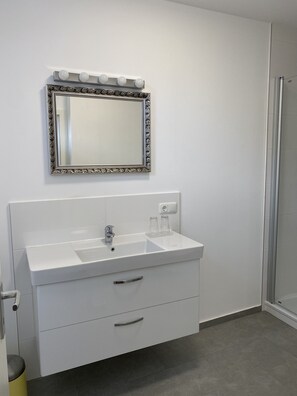 Douche, sèche-cheveux, serviettes fournies, savon