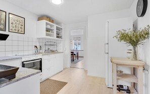 Réfrigérateur, micro-ondes, plaque de cuisson, lave-vaisselle