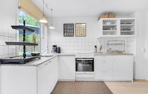 ثلاجة، موقد طهي مسطح، غسالة أطباق، ماكينة لصنع القهوة/الشاي