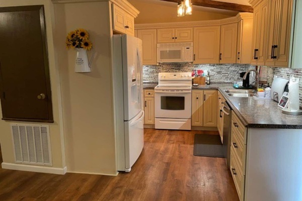 Køleskab, mikrobølgeovn, ovn, kogeplade