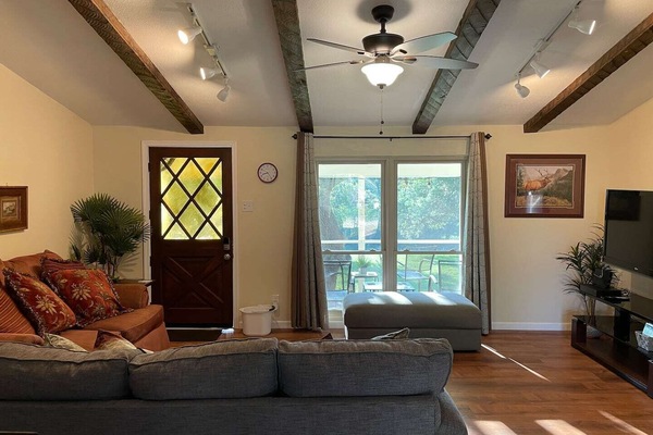 Smart-tv, dvd-afspiller, bøger, videobibliotek