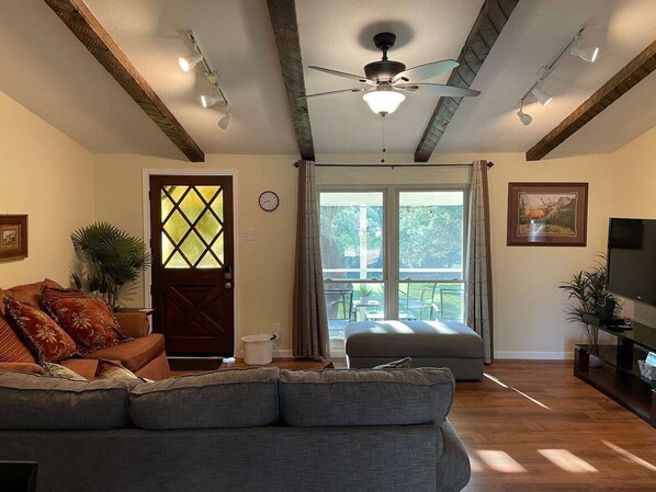 Smart-TV, DVD-Player, Bücher, Videothek