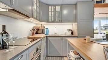 Køleskab, kogeplade, opvaskemaskine, kaffe-/temaskine