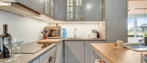 Fridge, stovetop, dishwasher, coffee/tea maker