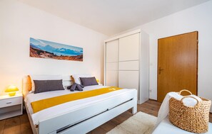 1 bedroom, bed sheets