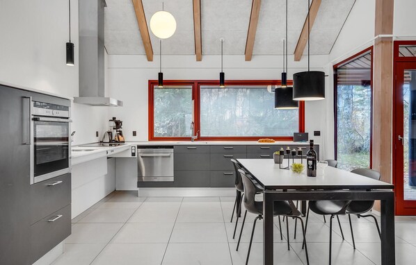 Kjøleskap, oppvaskmaskin og kaffetrakter/tekoker