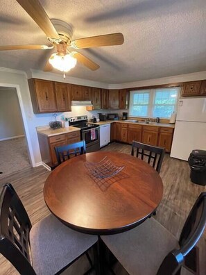 冷蔵庫、電子レンジ、オーブン、コンロ