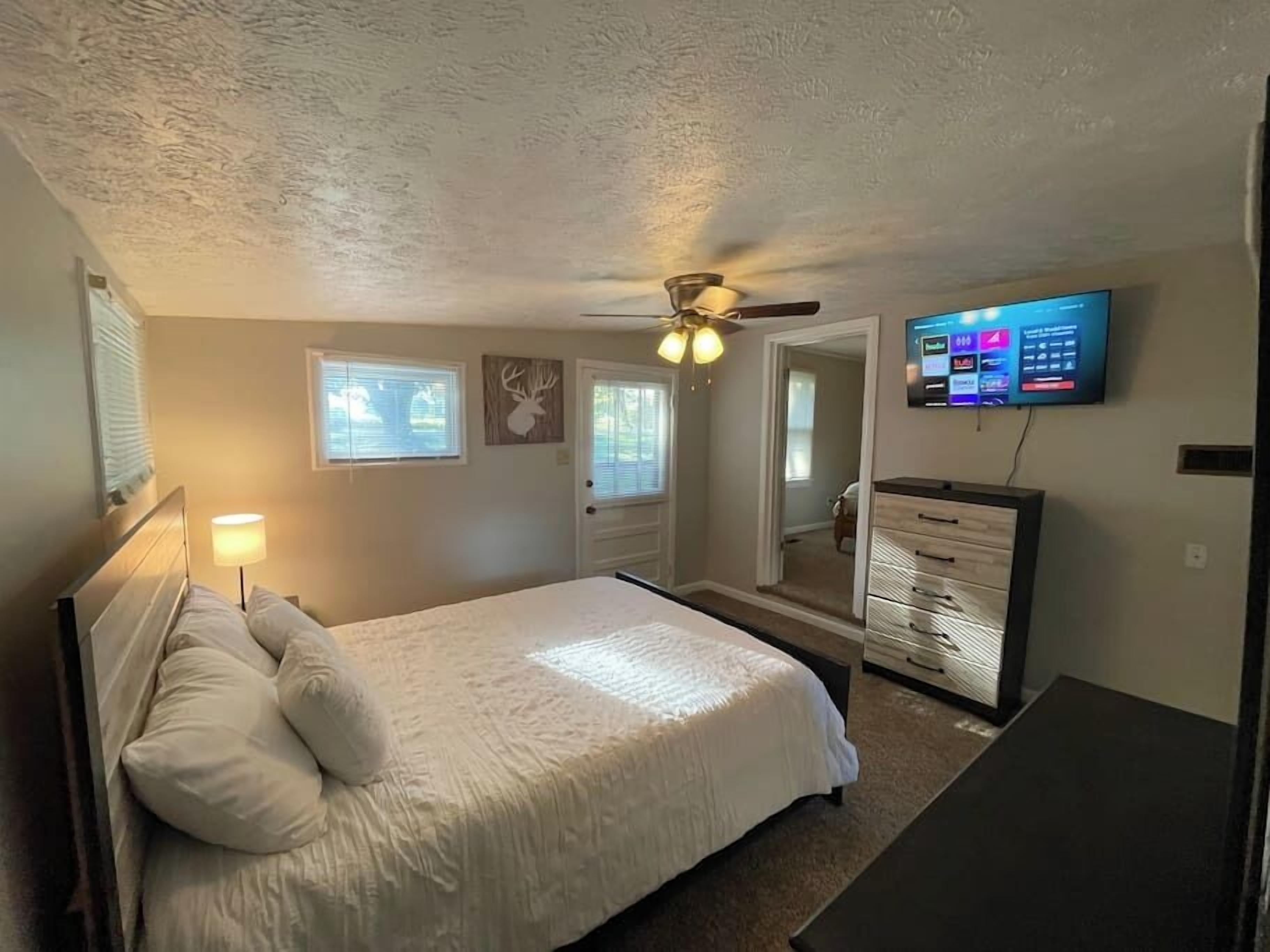 2 habitaciones, escritorio, tabla de planchar con plancha y wifi gratis 