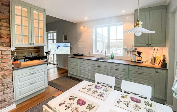 Coffee/tea maker, fridge, microwave, oven - 3 bedroom awesome home in Tranås (Tranås)