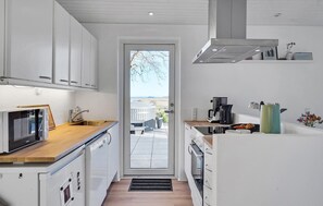 ثلاجة، موقد طهي مسطح، غسالة أطباق، ماكينة لصنع القهوة/الشاي