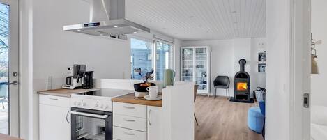 Frigorífic, placa de cuina, rentaplats i cafetera i tetera