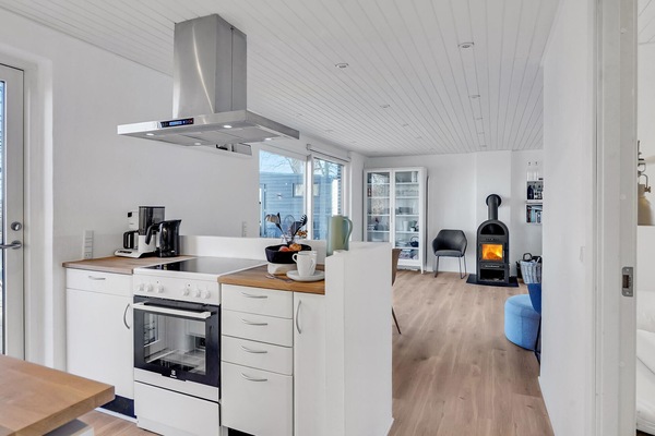 Kylskåp, spishäll, diskmaskin och kaffe- och tebryggare