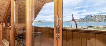 Awesome home in Kvamsøy with jacuzzi