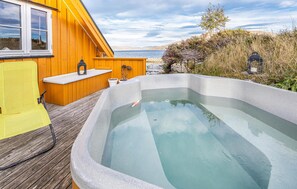 Outdoor spa tub - 4 bedroom cozy home in Kvamsøy (Kvamsøy)
