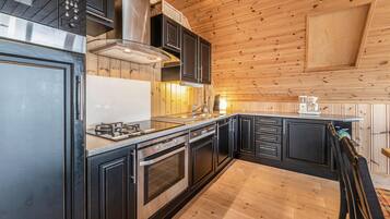 Een koelkast, een kookplaat, een vaatwasser