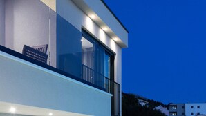 Un bâtiment moderne doté de grandes fenêtres et d’un balcon.