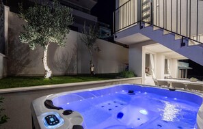 Bañera de hidromasaje al aire libre