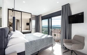 5 bedrooms, free WiFi, bed sheets - Cozy home in Makarska (Makarska)