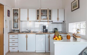 ثلاجة، فرن، موقد طهي مسطح، غسالة أطباق