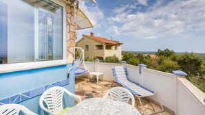 A balcony with a pool, lounge chairs, and a table. - Nice apartment in Barbariga with WiFi (Barbariga)