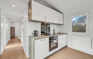 ثلاجة، موقد طهي مسطح، ماكينة لصنع القهوة/الشاي