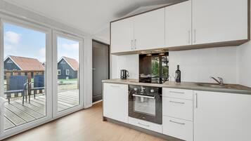 Fridge, stovetop, coffee/tea maker