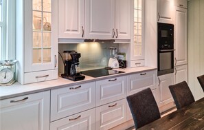 Fridge, oven, stovetop, dishwasher - Awesome home in Lillesand with WiFi (Lillesand)