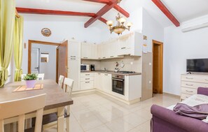 Fridge, oven, stovetop, coffee/tea maker