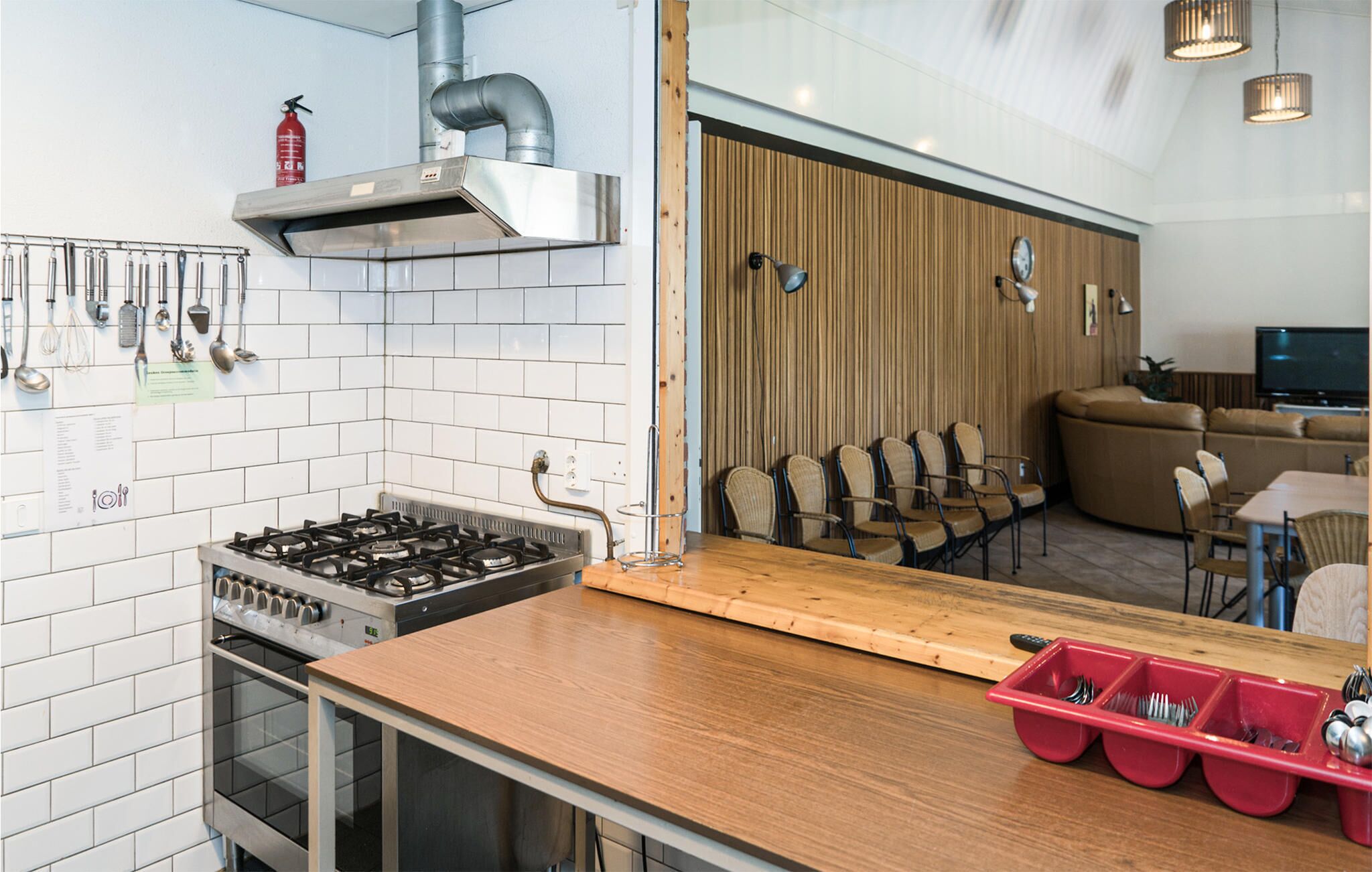 Een koelkast, een oven, een kookplaat, een vaatwasser