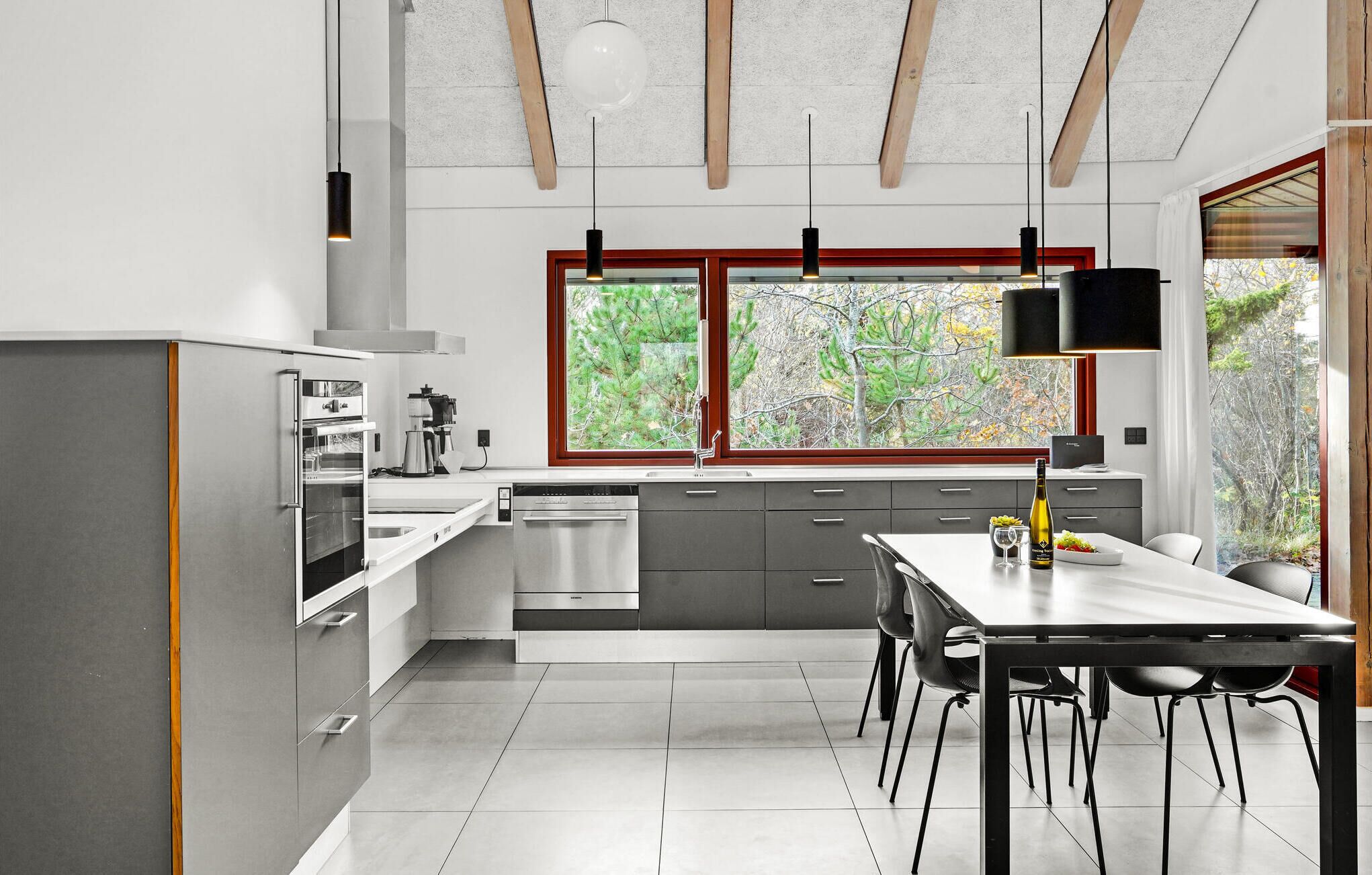 Kjøleskap, oppvaskmaskin og kaffetrakter/tekoker