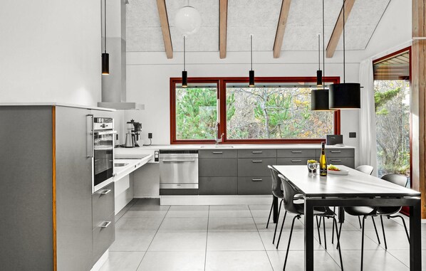 Refrigerador, lavavajillas y cafetera y tetera 