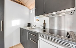 ثلاجة، موقد طهي مسطح، ماكينة لصنع القهوة/الشاي