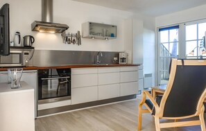 Réfrigérateur, four à micro-ondes, surface de cuisson