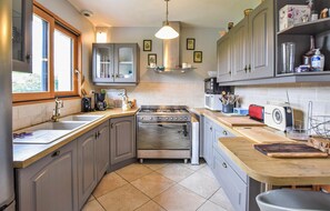 Een koelkast, een oven, een kookplaat, een vaatwasser