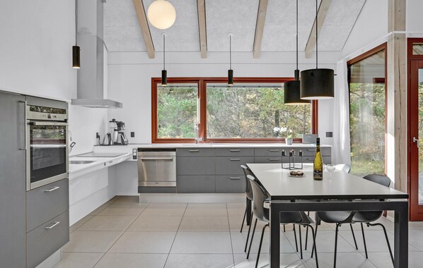 Réfrigérateur, lave-vaisselle, cafetière/bouilloire