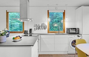 Fridge, microwave, dishwasher, coffee/tea maker - 3 bedroom cozy home in Græsted (Græsted)