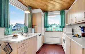 Fridge, stovetop, dishwasher, coffee/tea maker - Nice home in Thisted with sauna (Thisted)