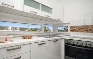 Kjøleskap, kokeplater, oppvaskmaskin og kaffetrakter/tekoker