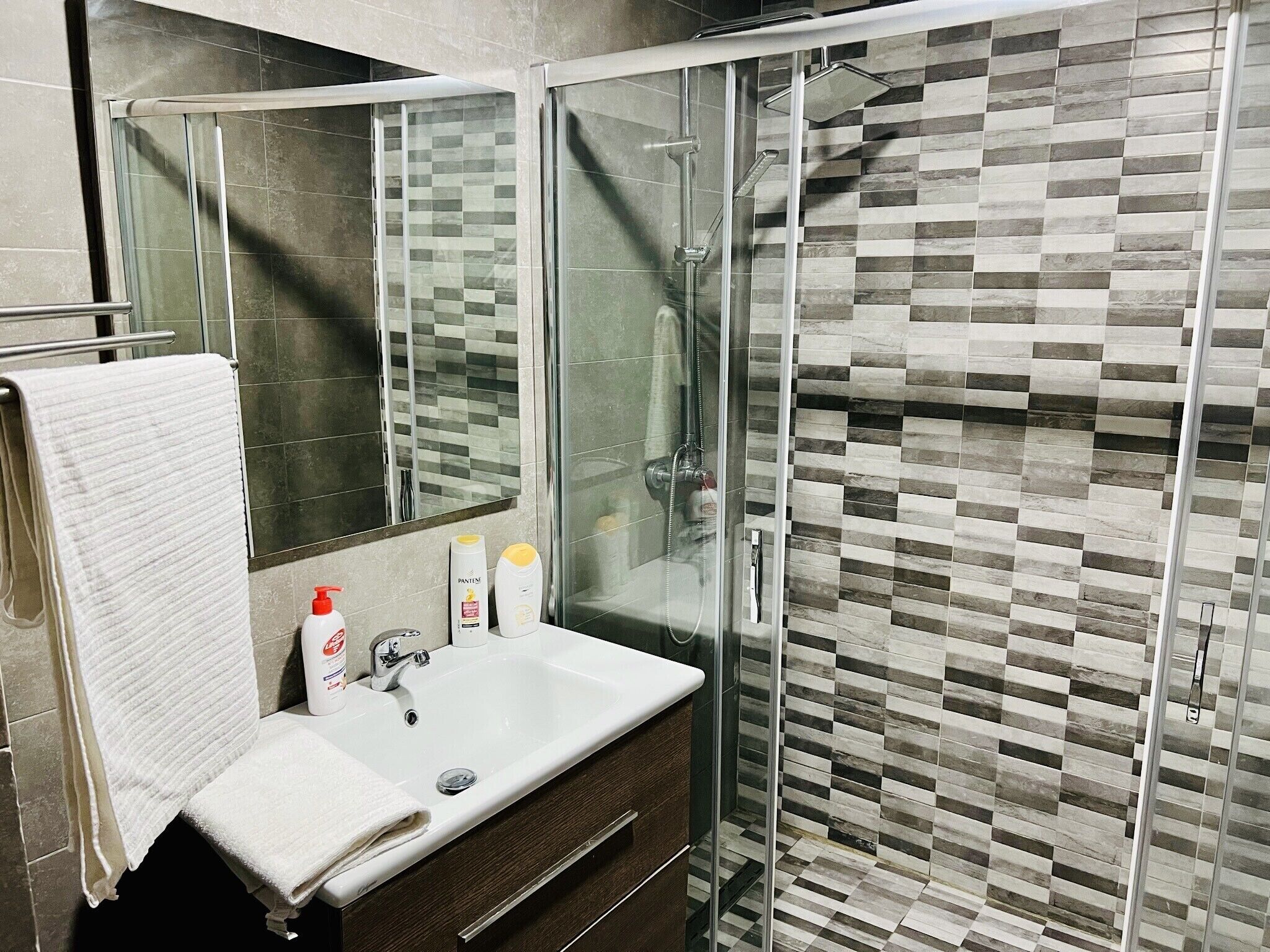 Douche, bidet, papier toilette