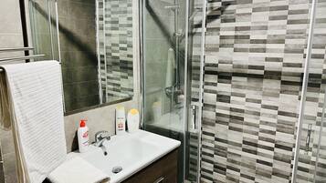 Douche, bidet, papier toilette