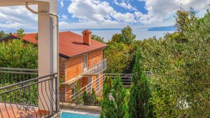Property grounds - Lovely home in Veprinac (Veprinac)