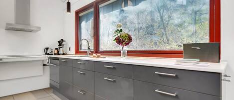 Kjøleskap, oppvaskmaskin og kaffetrakter/tekoker