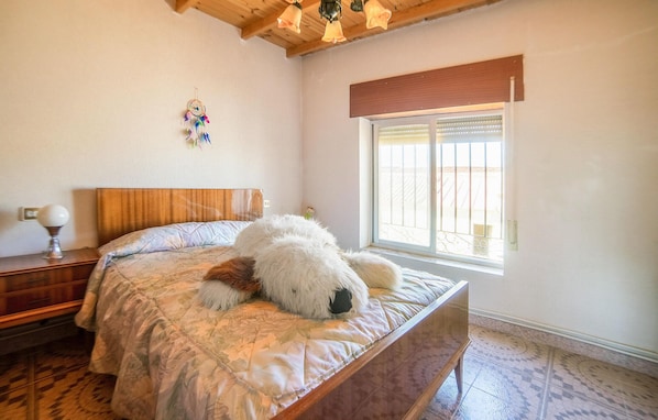 5 bedrooms, travel crib, bed sheets