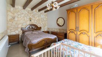 5 bedrooms, travel crib, bed sheets