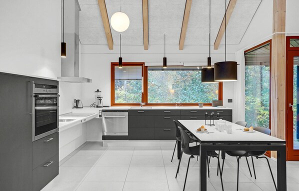 Kjøleskap, oppvaskmaskin og kaffetrakter/tekoker