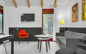 TV, ping pong - Stunning home in Grenaa with kitchen (Grenaa)