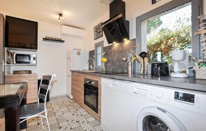 Réfrigérateur, un four, surface de cuisson, lave-vaisselle