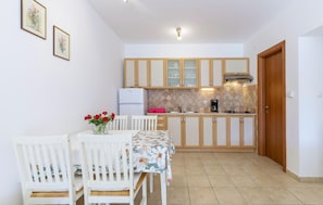 Frigorífico, microondas, placa de cocina y cafetera o tetera