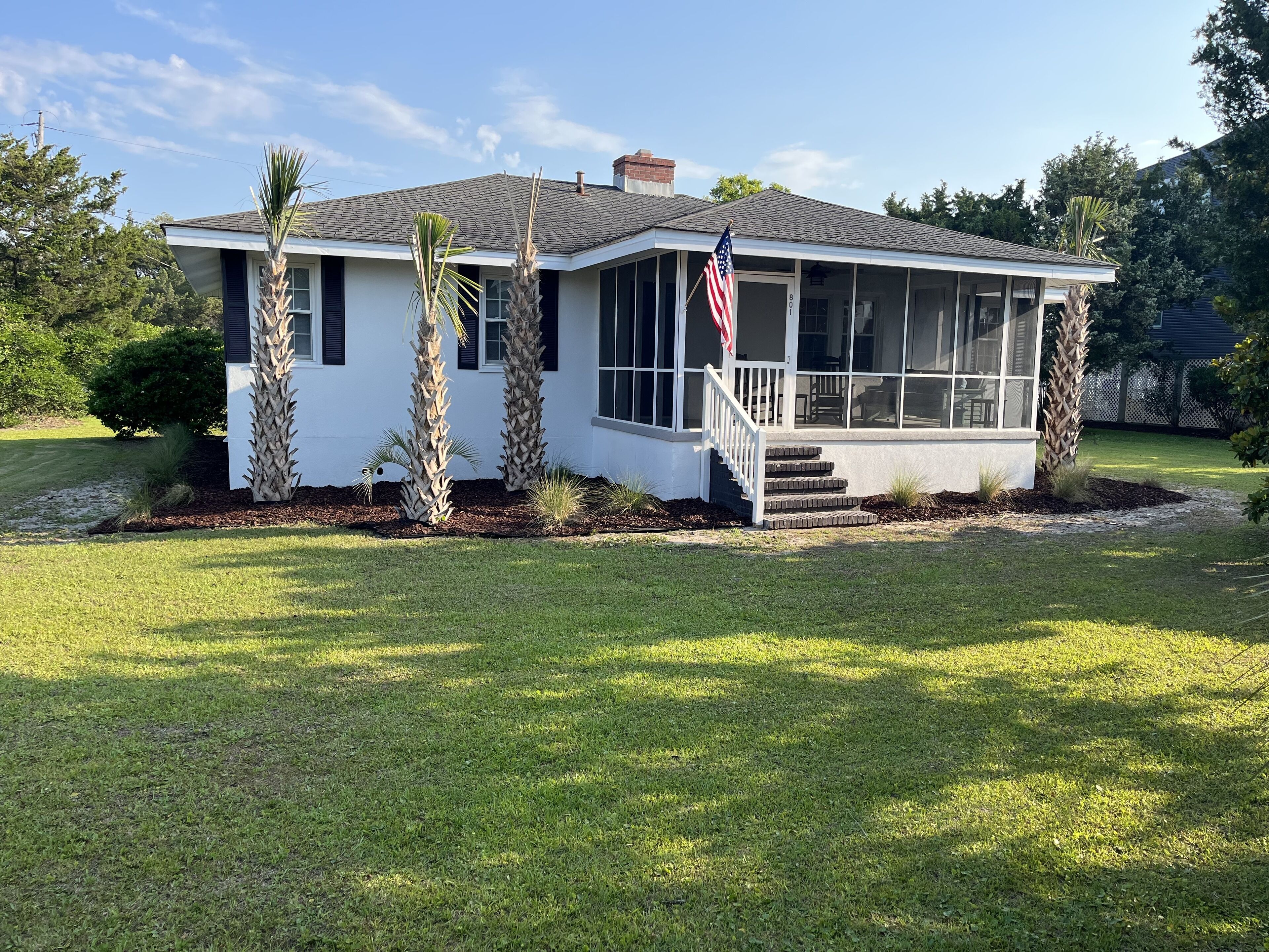  Beautiful Beach House Just Steps from The Beach!